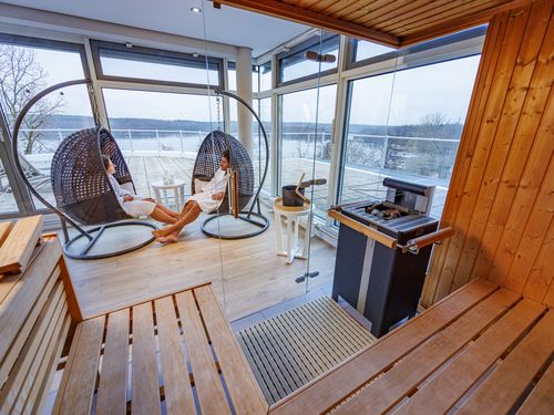 2 Personen entspannen sich in der Sauna auf dem Dach vom Kongresshotel