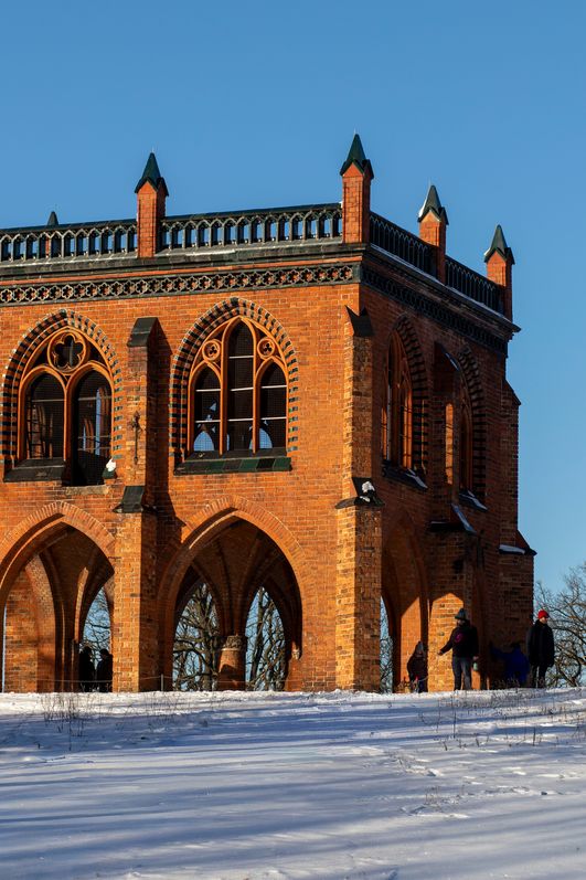 Die Ehemalige Berliner Gerichtslaube im Park Babelsberg im Schnee mit Sonnenschein