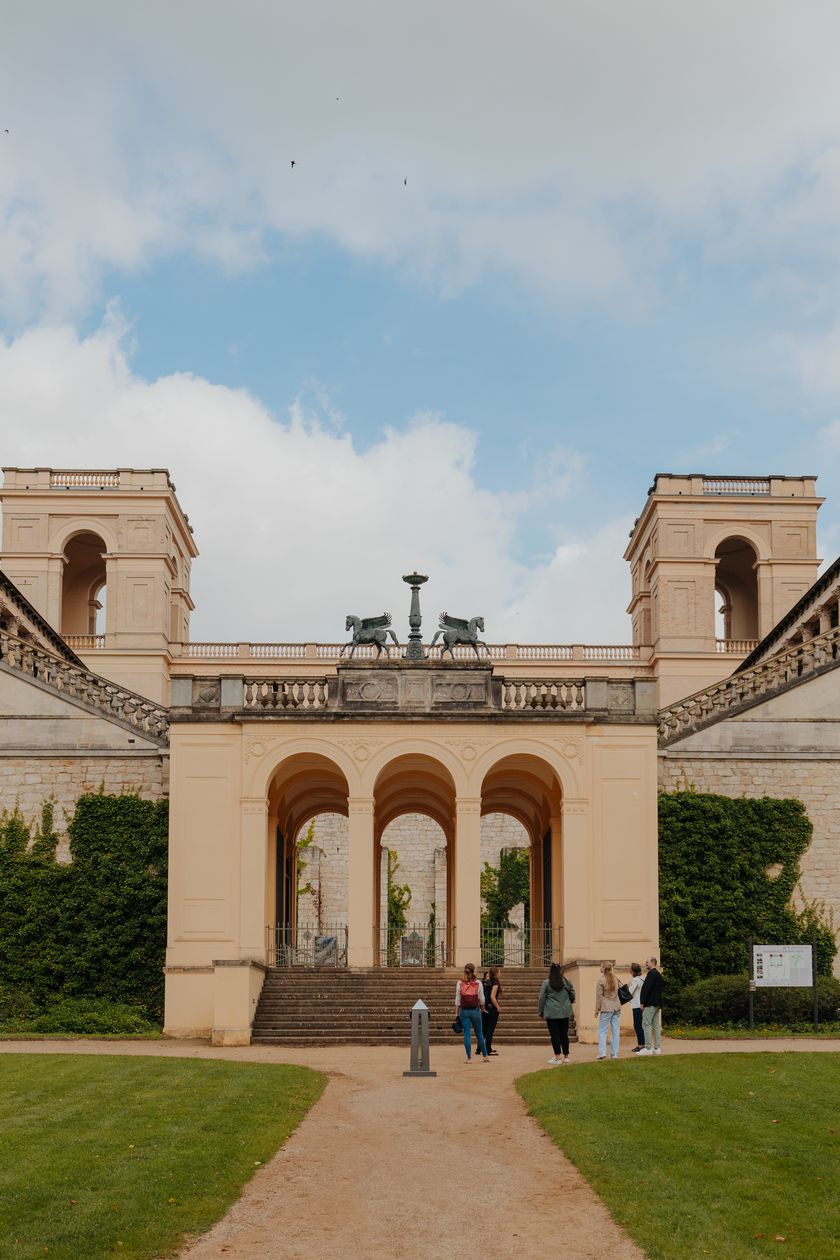 A small group is standing in front of the Belvedere on Pfingstberg.