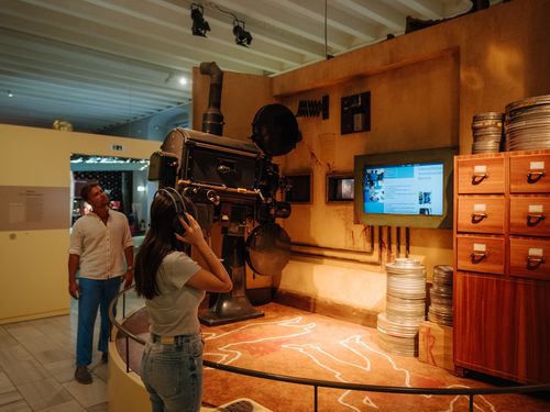 Ein Mädchen hört sich Informationen zu einem Exponat im Filmmuseum Potsdam an.