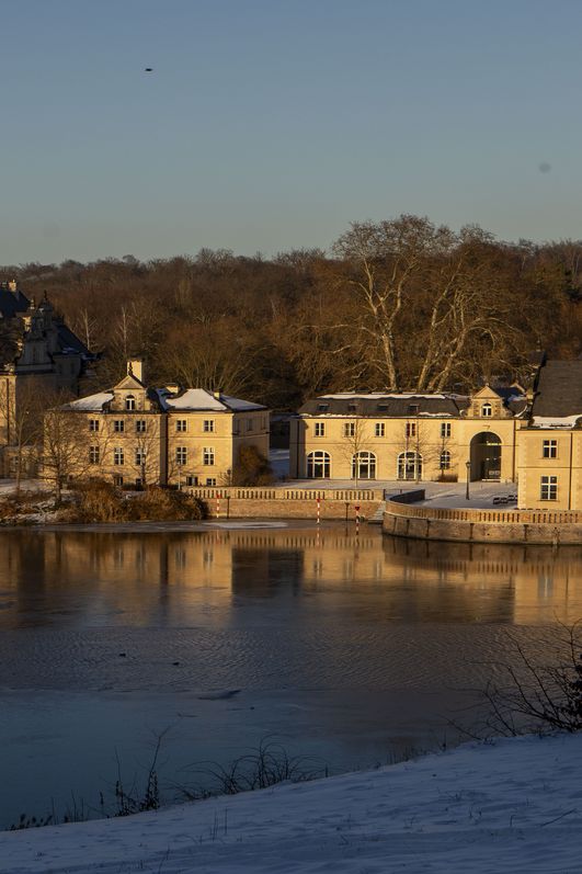 Blick vom Babelsberger Park übers Wasser auf das Jagdschloss Glienicke im Winter